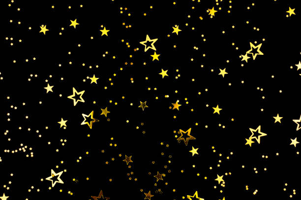 confettis de forme d'étoile tombantsur le fond noir. - confetti gold black star shape photos et images de collection