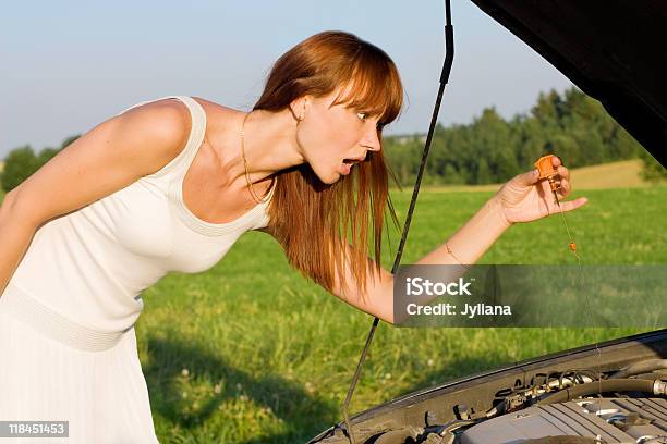 Молодая Женщина Протягивать На Автомобиль Двигатель — стоковые фотографии и другие картинки Автомобиль