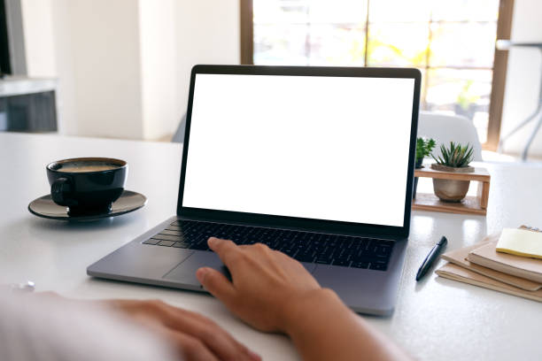 ręka kobiety używająca i dotykająca płytki dotykowej laptopa z pustym białym ekranem pulpitu - touchpad computer using computer typing zdjęcia i obrazy z banku zdjęć