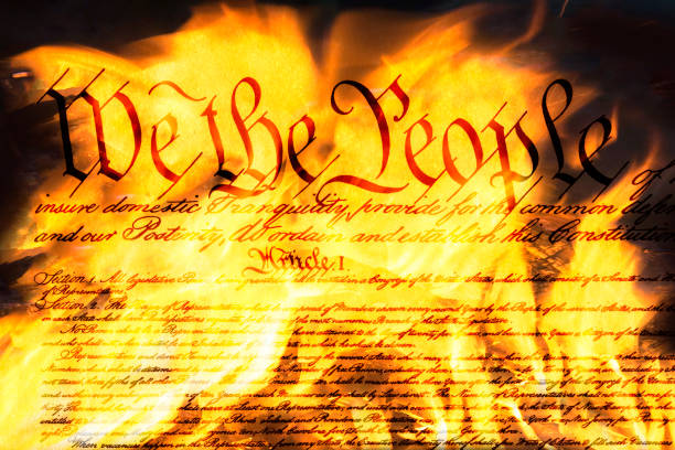 U.S. Constitution going up in flames - fotografia de stock