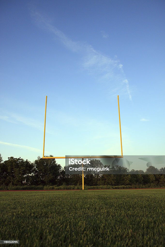 Poteaux de but de Football américain pour fond bleu - Photo de But de football américain libre de droits