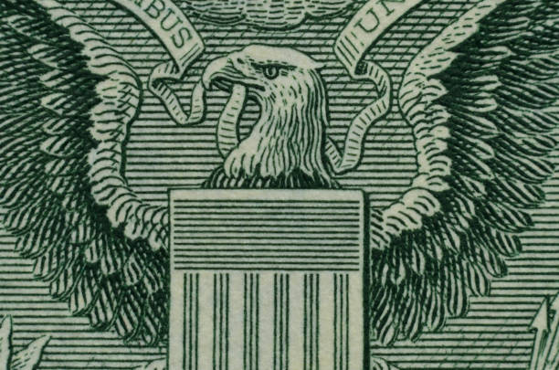 アメリカの1ドル紙幣の裏に、アメリカの紋章から、アメリカのイーグルの極端なクローズアップ。 - 国璽 ストックフォトと画像