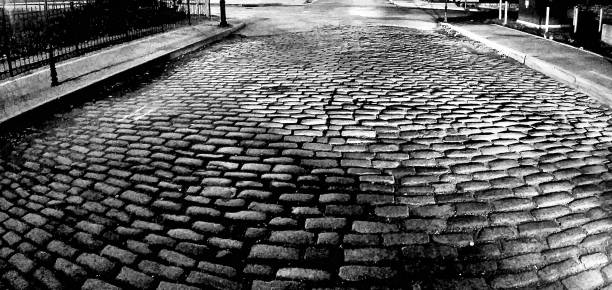 brukowana kamienna ulica - czarno-biały streszczenie - pedestrian walkway avenue black block zdjęcia i obrazy z banku zdjęć