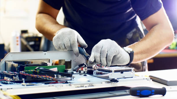 istock Professional technician detaches monoblock hard drive repairing it in workshop. 1184545554