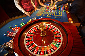 der-croupier-h%C3%A4lt-einen-roulettebal
