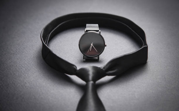 attachez avec une montre-bracelet sur le fond noir. accessoires pour hommes - 2271 photos et images de collection
