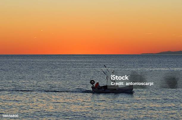 Statkiem Na Zachód Słońca - zdjęcia stockowe i więcej obrazów Camogli - Camogli, Czerwony, Dramatyczne niebo