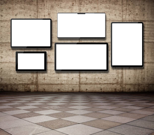 (ruta de recorte) pantallas planas en blanco colgadas sobre un fondo de pared - grupo mediano de objetos fotografías e imágenes de stock