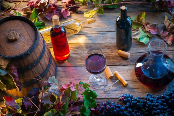 vino rosso e vino bianco su tavola di legno con uva - alcohol wine barrel la rioja foto e immagini stock