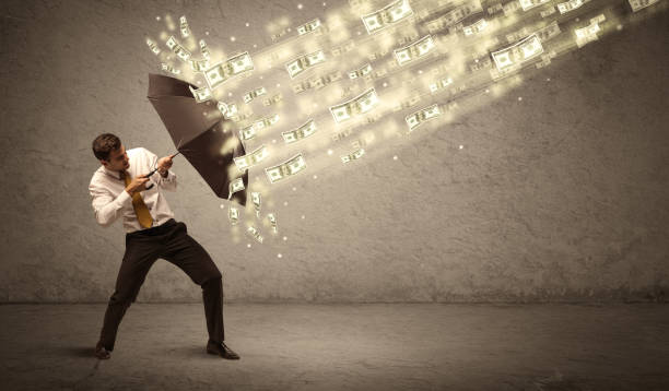 parapluie de fixation d'homme d'affaires contre le concept de pluie de dollar - security umbrella rain currency photos et images de collection