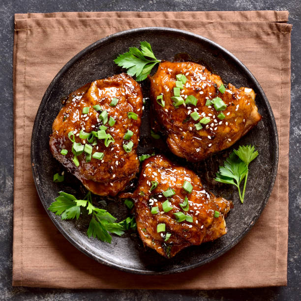 куриные бедра в медовом соевом соусе - shoyu стоковые фото и изображения