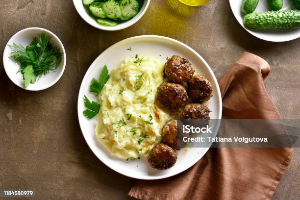 Chuletas De Carne Picada Con Puré De Papas Foto de stock y más banco de imágenes de Puré de patatas - Puré de patatas, Albóndiga, Carne picada