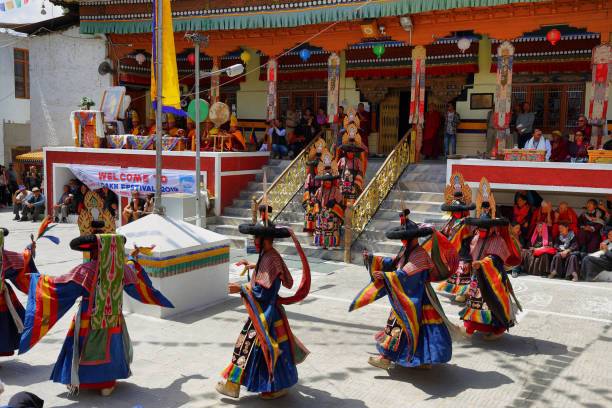 festival annuale di danza delle maschere del patrimonio ladakh a leh, ladakh, india. - old senior adult buddhism art foto e immagini stock