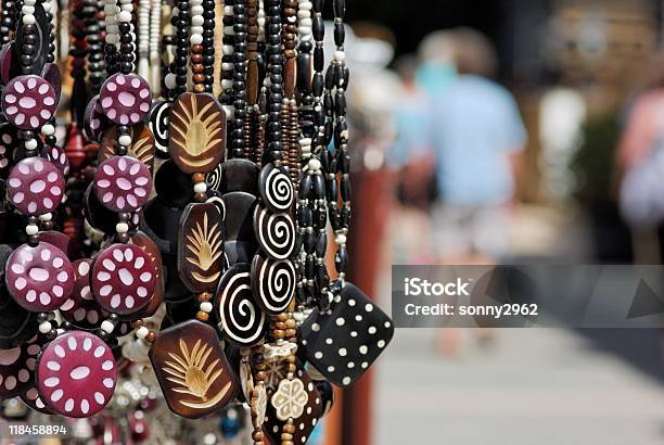 手工芸品市場でスペインのネックレス - ストリートマーケットのストックフォトや画像を多数ご用意 - ストリートマーケット, まぶしい, アウトフォーカス