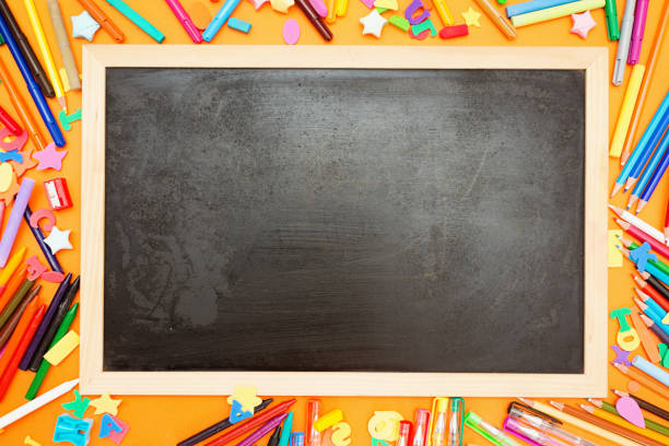 lavagna bianca sopra una grande varietà di forniture da disegno - blackboard frame elementary school directly above foto e immagini stock