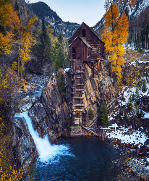 콜로라도의 크리스탈 밀 (crystal mill)이라고 불리는 역사적인 목조 강국 - river rock cold autumn 뉴스 사진 이미지