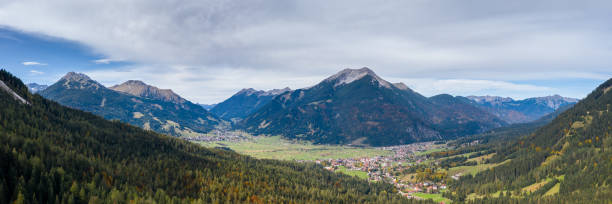 panorama sobre las montañas en ehrwald zwischentoren en un día de otoño otoño - austria mountain panoramic ehrwald fotografías e imágenes de stock