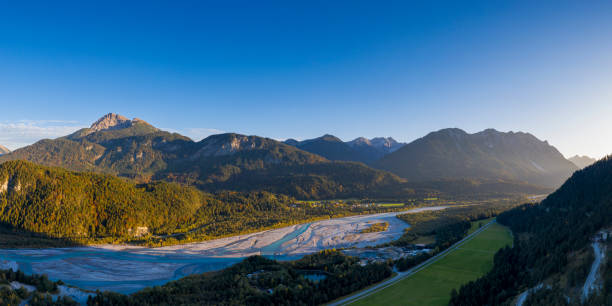 лех река коса в hoefen reutte austria на осеннем закате с горами - lech valley стоковые фото и изображения