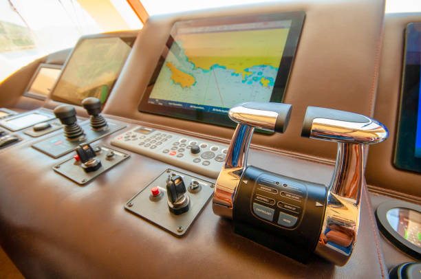 cockpit moderne d'un bateau à moteur - cockpit horizontal equipment instrument of measurement photos et images de collection