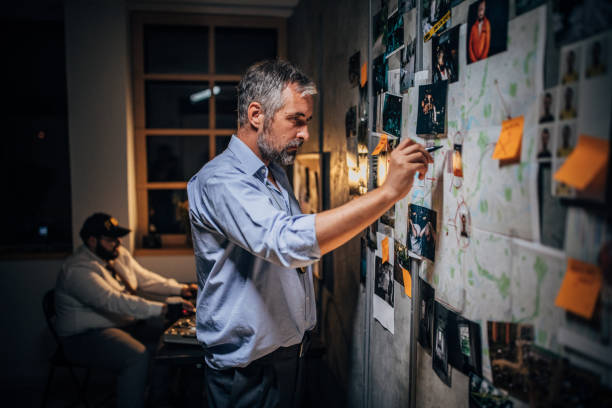 istock FBI agents looking for clues together 1184599141