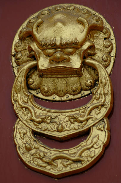 китайский doorknocker - beijing temple of heaven temple door стоковые фото и изображения