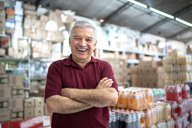 porträt eines glücklichen besitzer senior im großhandel - spanish and portuguese ethnicity horizontal looking at camera indoors stock-fotos und bilder