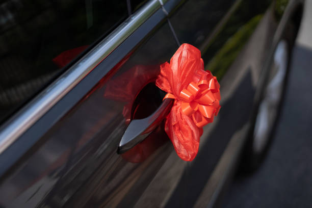 istock Red ribbon decoration on wedding car 1184602688