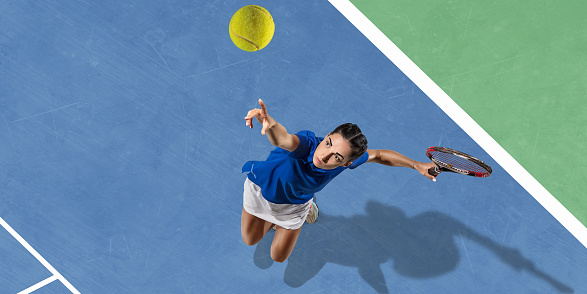 Joven con camisa azul jugando al tenis. Juventud, flexibilidad, poder y energía. photo