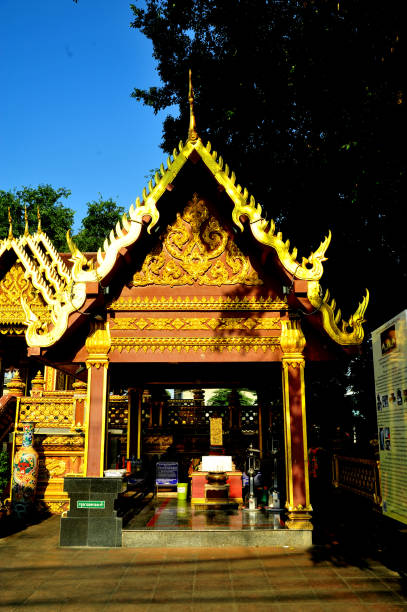 santuario dei pilastri della città di phetchabun - editorial thailand spirituality gold foto e immagini stock