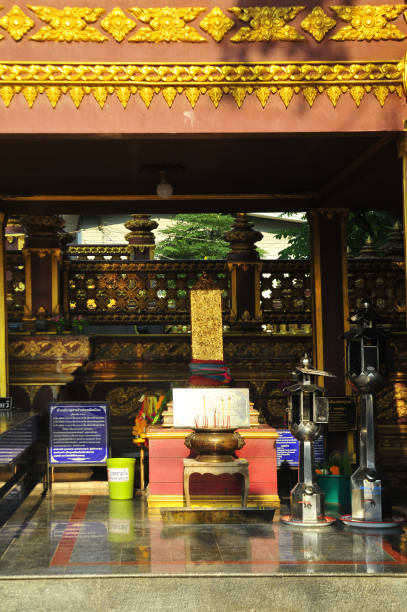 santuario dei pilastri della città di phetchabun - editorial thailand spirituality gold foto e immagini stock