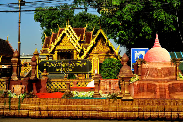 페차반 시 기둥 신사 - editorial thailand spirituality gold 뉴스 사진 이미지