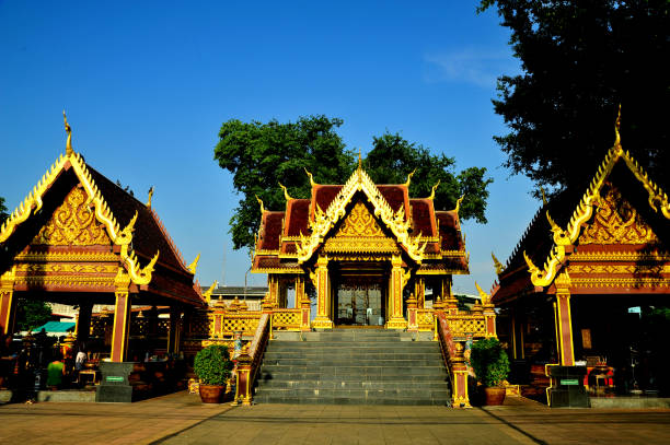 santuario dei pilastri della città di phetchabun - editorial thailand spirituality gold foto e immagini stock