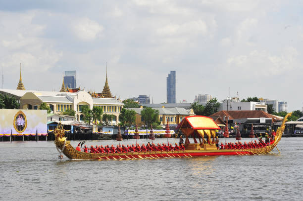 le royal barge narai song suban hm king rama ix - garuda bangkok thailand gold photos et images de collection