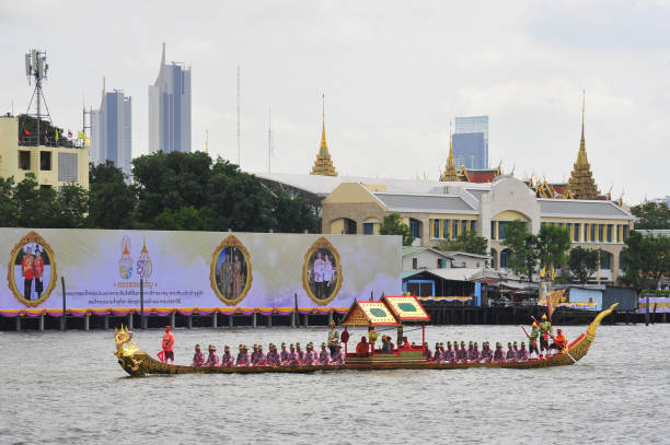 rua krut tret trai chak royal barge - garuda stock-fotos und bilder