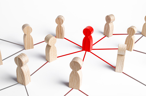 La figura roja de una persona extiende su influencia a las personas a través de una red de comunicación. Siguiendo una nueva idea. Líder y liderazgo. Cooperación y colaboración, comunicación con la sociedad. Meme photo