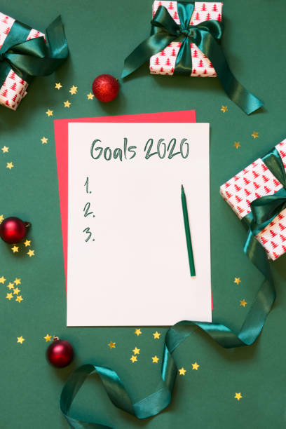 2020 new year goals, planning, advent activities on white blank, letter to santa, your wish list on green background. top view. - 2360 imagens e fotografias de stock