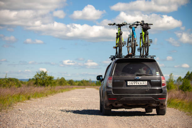 chabarowsk, russland - 09. juni 2019: subaru forester mit drei fahrrädern auf dachträger - recreate stock-fotos und bilder