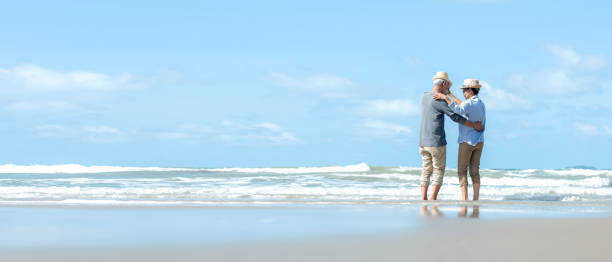 아시아 라이프 스타일 시니어 커플은 해변에서 춤을 추며 행복하고 휴식을 취합니다.  휴가 와 여름에 은퇴 후 관광 노인 가족 여행 레저 및 활동. 텍스트에 대한 공간 및 베너 복사 - running cheerful outdoors senior couple 뉴스 사진 이미지