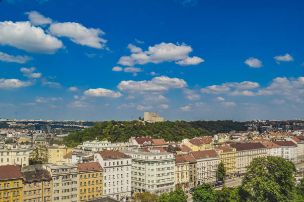 vista del monumento a vitkov, paquete vitkov y colina vitkov, praga, república checa - vitkov fotografías e imágenes de stock