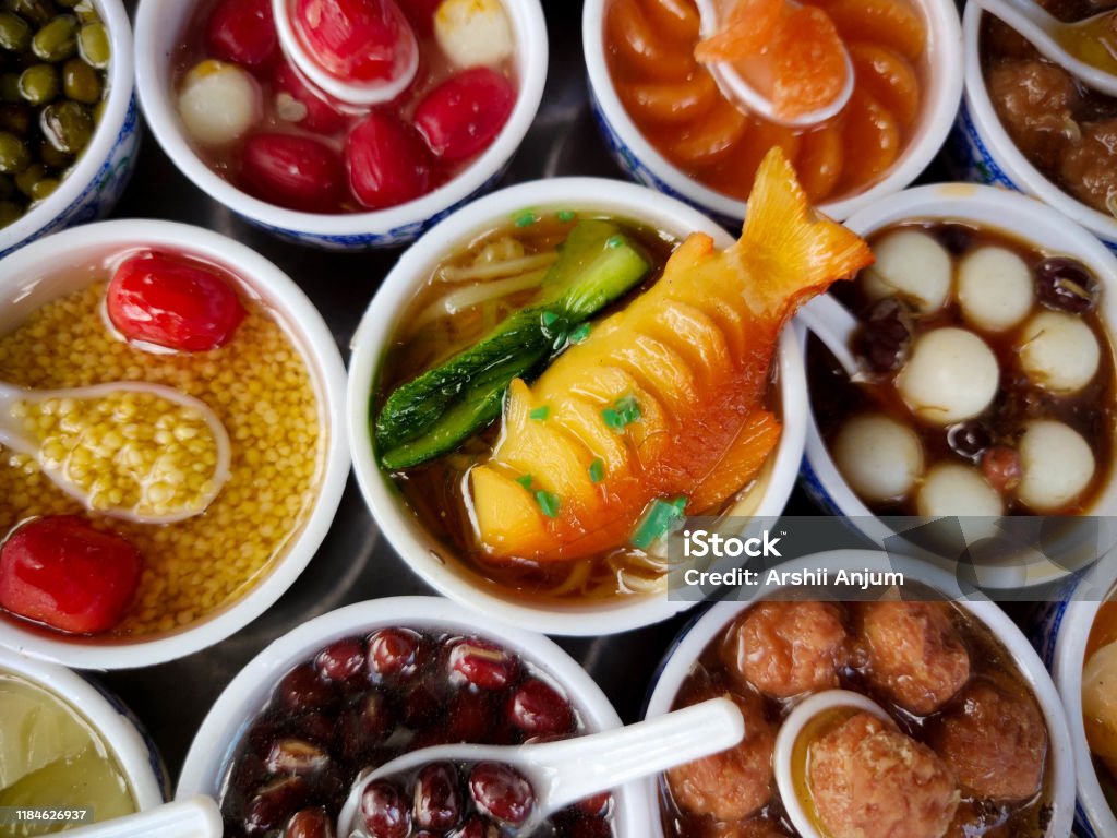 Różne wietnamskie naczynia magnesy lodówka na wyświetlaczu z naciskiem na ryby podawane w misce - Zbiór zdjęć royalty-free (Jedzenie)