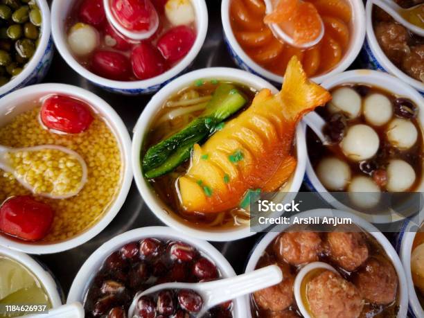 Różne Wietnamskie Naczynia Magnesy Lodówka Na Wyświetlaczu Z Naciskiem Na Ryby Podawane W Misce - zdjęcia stockowe i więcej obrazów Jedzenie