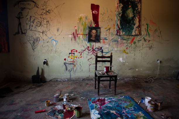 istock Artist in atelier 1184628774