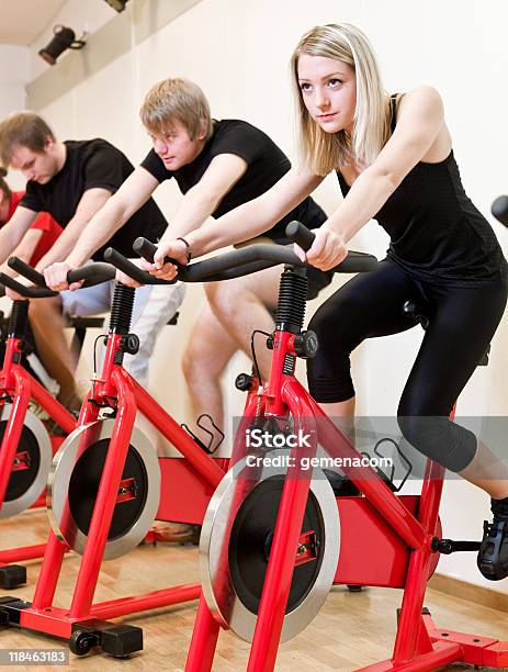 Grupo De Personas Con Clase De Spinning Foto de stock y más banco de imágenes de Adulto - Adulto, Asistencia sanitaria y medicina, Bicicleta