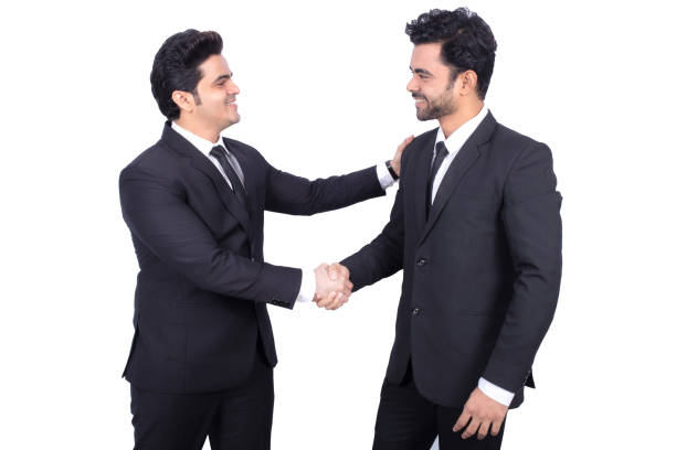 homens de negócios indianos novos que agitam as mãos no fundo branco - isolated smiling business person handshake - fotografias e filmes do acervo