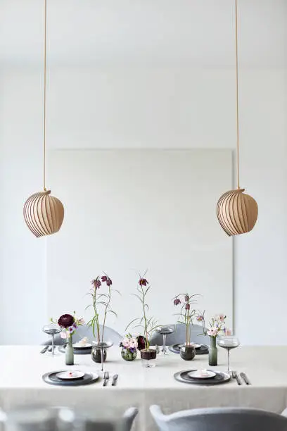 A minimalist table decoration with fritillaria and anemones flowers