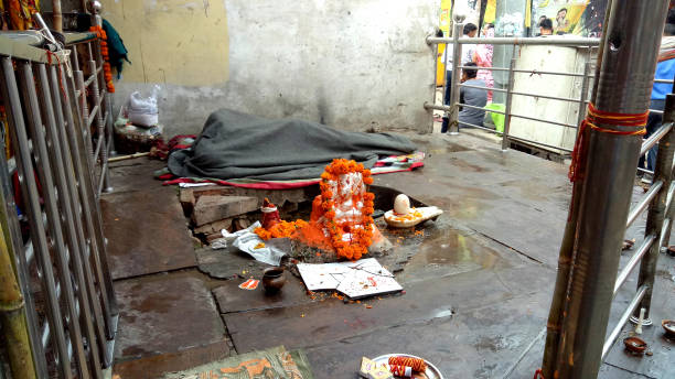 a temple of hindu god - shivalinga imagens e fotografias de stock