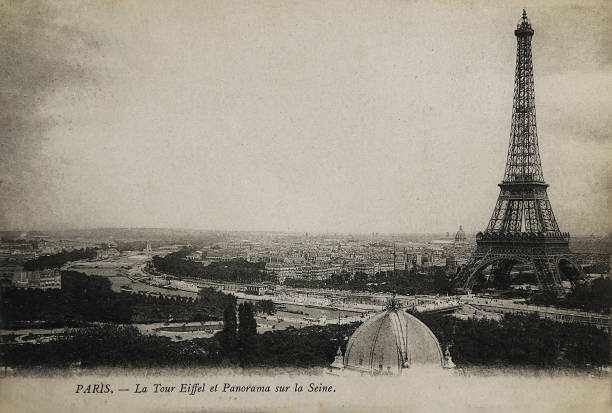 seltene vintage-postkarte mit blick auf den eiffelturm in paris, frankreich - frankreich fotos stock-fotos und bilder