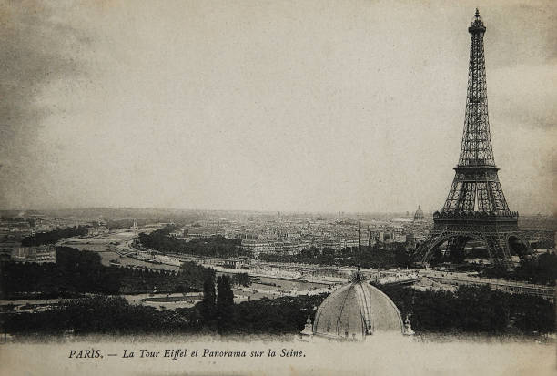 rara cartolina vintage con vista sulla torre eiffel a parigi, francia - paris france eiffel tower architecture france foto e immagini stock