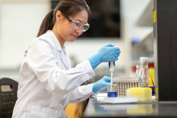 istock An Asian Biochemist Using a Pipette stock photo 1184642019