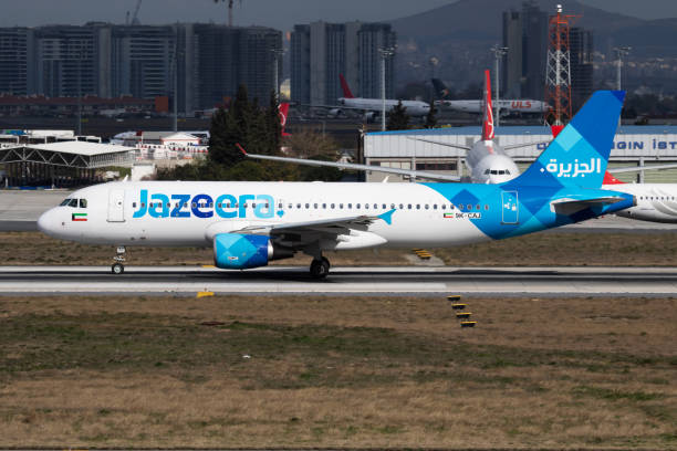 이스탄불 아타튀르크 공항에서 자지라 항공 에어버스 a320 9k-caj 여객기 출발 - commercial airplane airplane airbus passenger 뉴스 사진 이미지